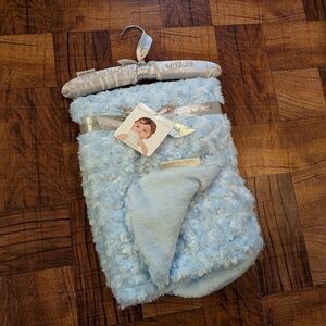 Blankets & Beyond NWT Baby Boy Blue Soft Faux Fur 100% Polyester Blanket 30x30